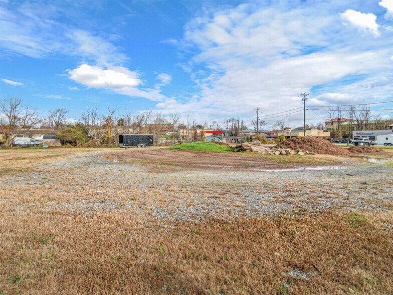 More Photos Of 307-321 S Washington St, Hendersonville Land For Lease