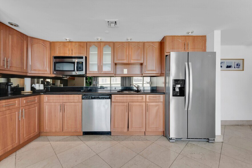 More Photos Of 524 Ocean Dr, Miami Beach Hotel For Sale