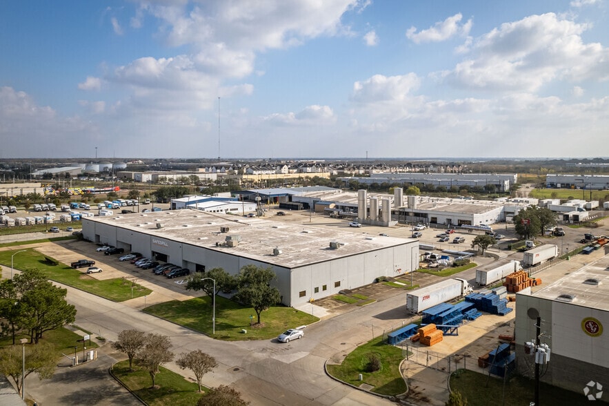 More Photos Of 1900 Crosspoint Ave, Houston Warehouse For Lease