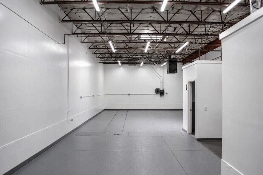 More Photos Of 16010 W 5th Ave, Golden Warehouse For Lease