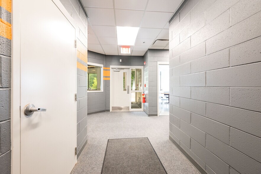 More Photos Of 10 Mile Hill Rd, Newtown Warehouse For Lease