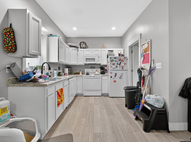More Photos Of 217 State St, Ashley General Retail For Sale