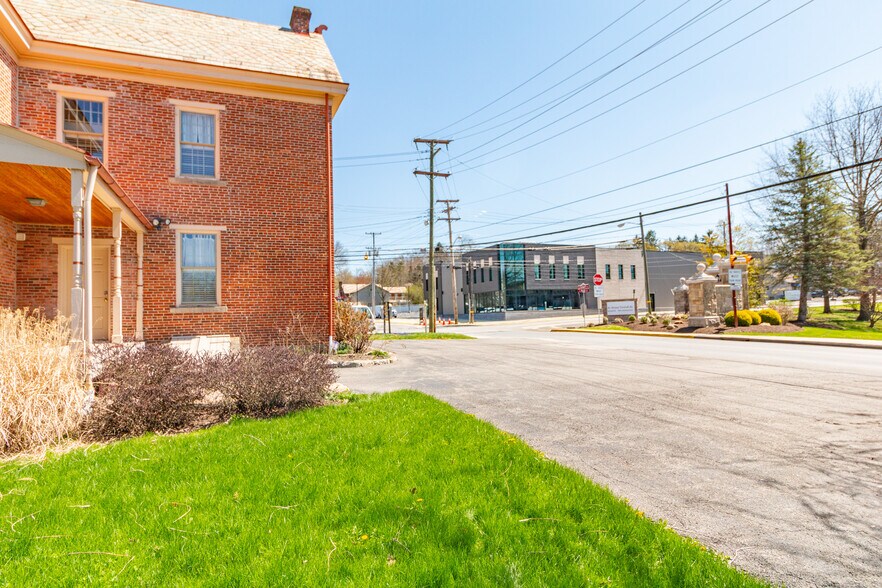 More Photos Of 323 S Main St, Zelienople Office Residential For Lease