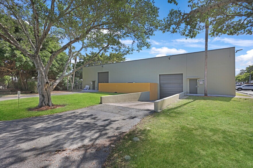 More Photos Of 14000 NW 58th Ct, Miami Lakes Warehouse For Lease