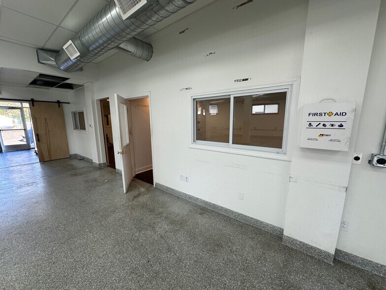 More Photos Of 49-R High St, Woburn Warehouse For Lease