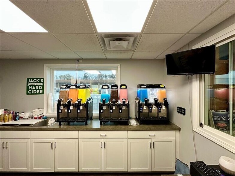 More Photos Of 1814 W State St, New Castle Convenience Store For Sale