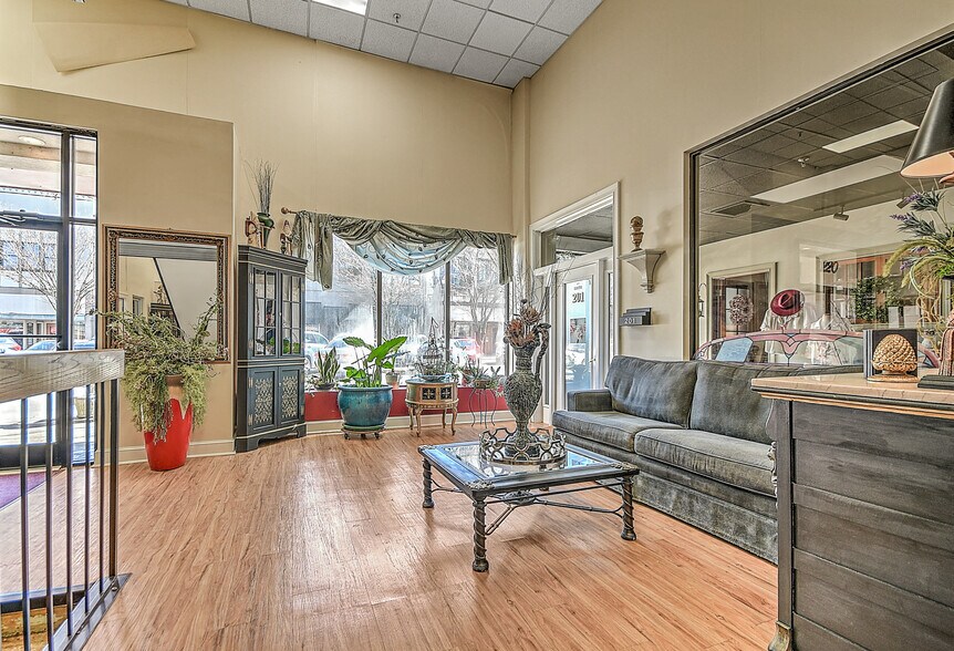 More Photos Of 220 Broad St, Kingsport Flex For Sale