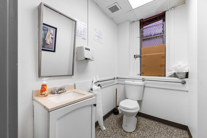 More Photos Of 21 W 25th St, Baltimore Office For Sale