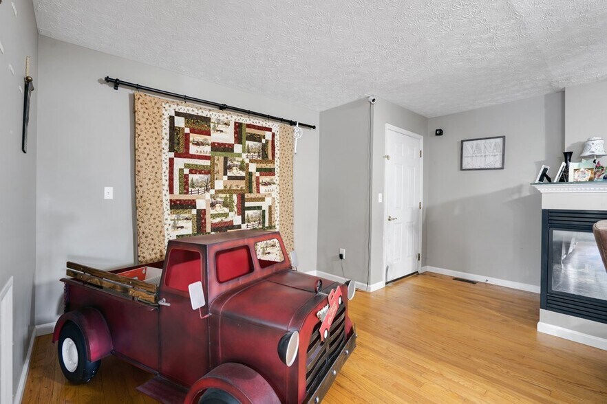 More Photos Of 6 Sanderson St, Hayesville Flex For Sale