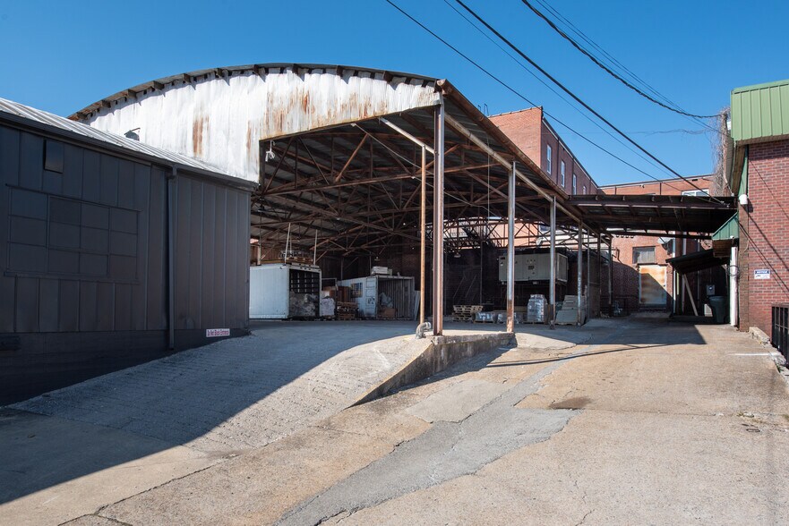 More Photos Of 108 W Smith St, Gallatin Showroom For Lease