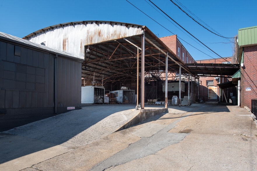 More Photos Of 108 W Smith St, Gallatin Light Distribution For Lease