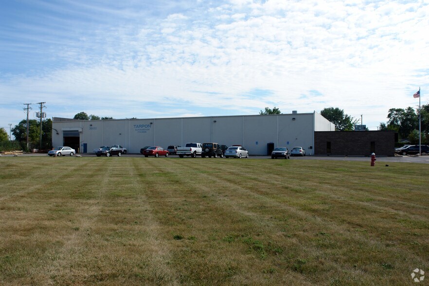 Primary Photo Of 26692 Groesbeck Hwy, Warren Warehouse For Lease