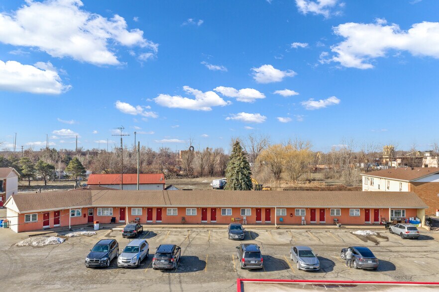 More Photos Of 2889 Howard Av, Windsor Hotel For Sale