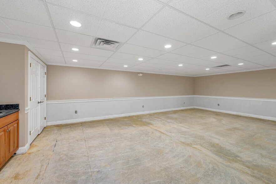 More Photos Of 5 Buttrick Rd, Londonderry Office For Lease