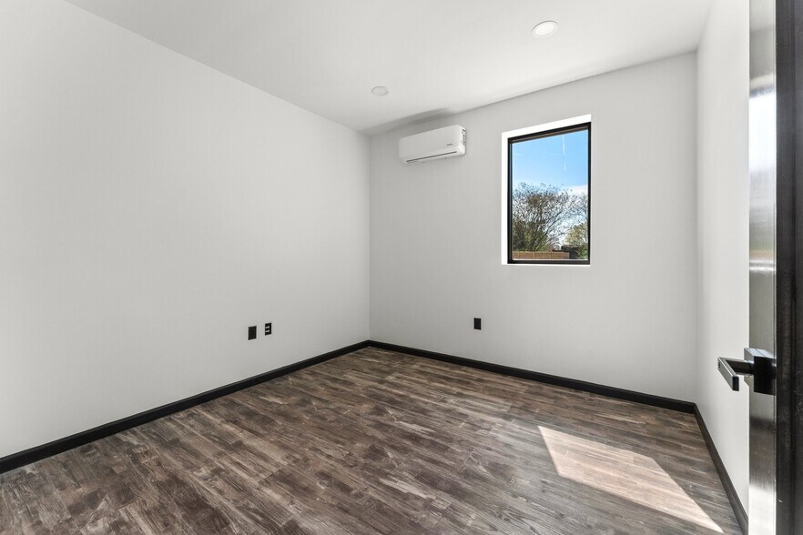 More Photos Of 2988 George Washington Memorial Hwy, Hayes Office For Sale