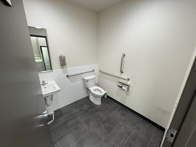 More Photos Of 2800 W Albany St, Broken Arrow Warehouse For Sale