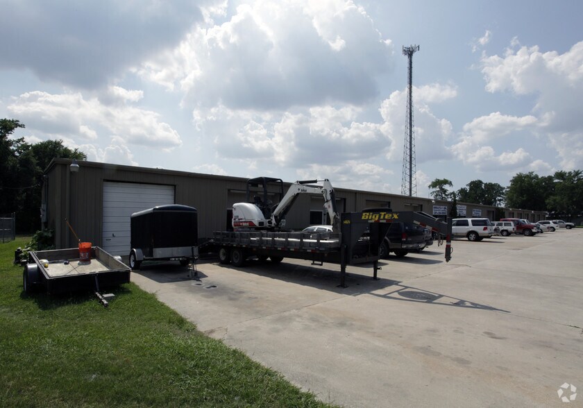 More Photos Of 27493 Hanna Rd, Conroe Warehouse For Lease