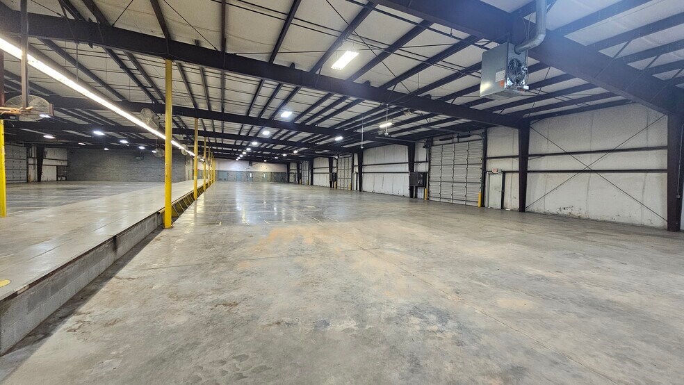 More Photos Of 2701 Southridge Dr, Wichita Falls Distribution For Lease