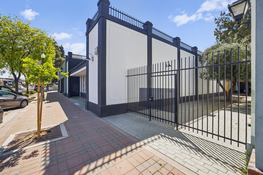 More Photos Of 145-147 N K St, Tulare Office For Sale
