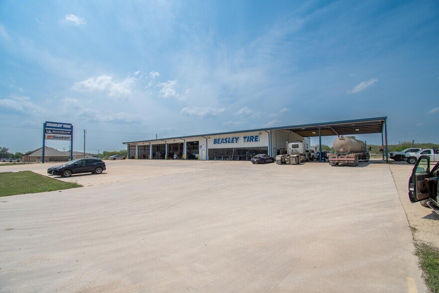 More Photos Of 209 Park Place Blvd, Kenedy Auto Repair For Sale