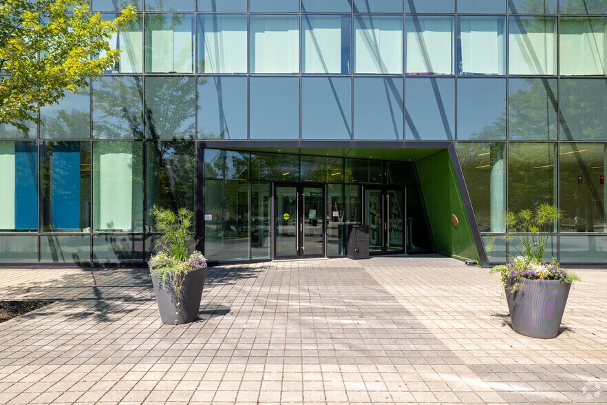 More Photos Of 8275 Rte Transcanadienne, Saint-Laurent Unknown For Lease