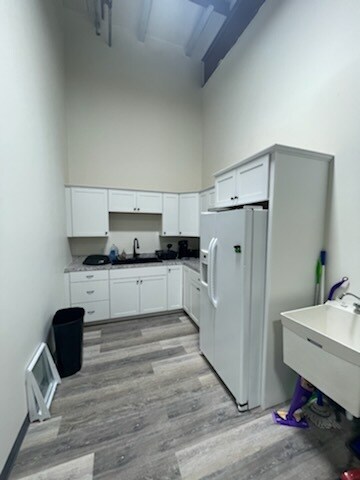 More Photos Of 907 N Bluff Rd, Collinsville Flex For Lease