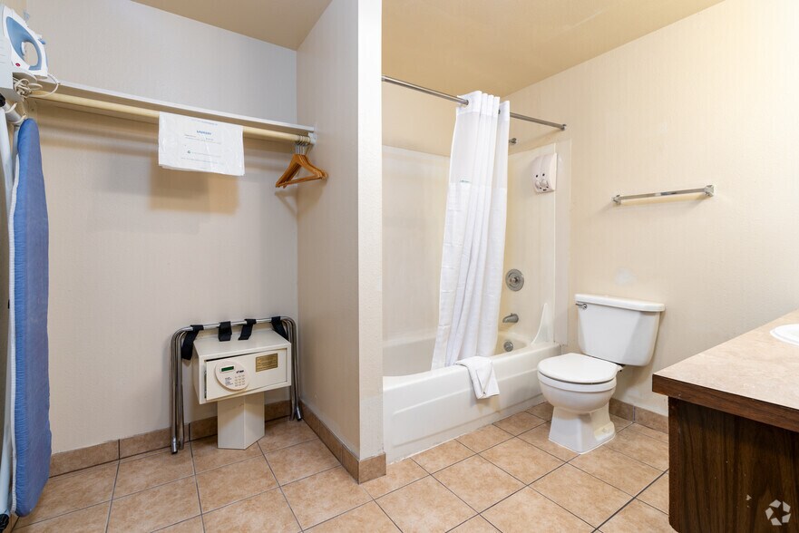 More Photos Of 408 Yakima Valley Hwy, Sunnyside Hotel For Sale