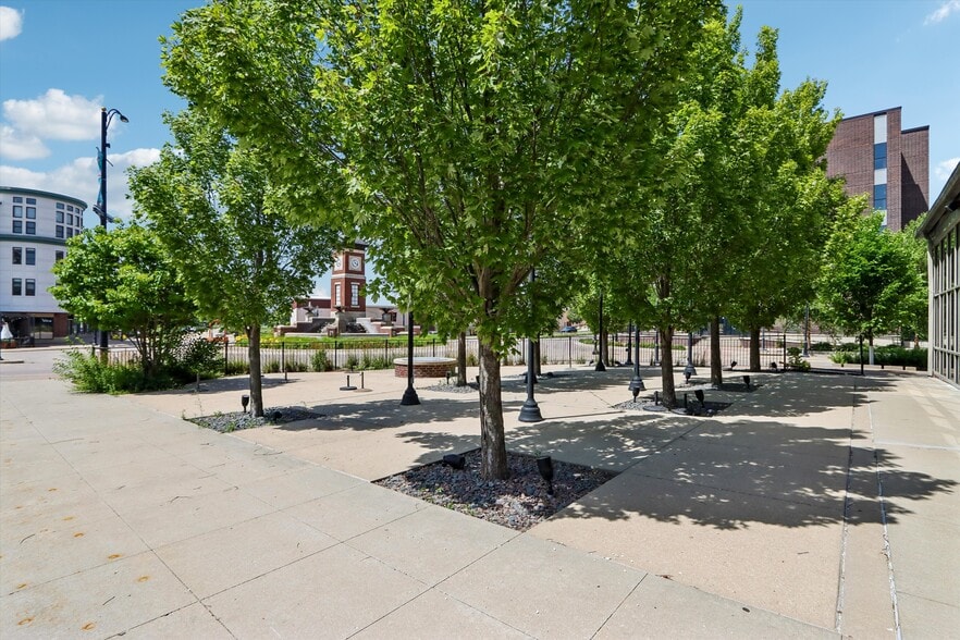 More Photos Of 903 Quarry Rd, Coralville Storefront For Sale