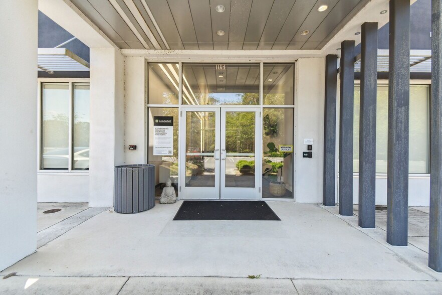 More Photos Of 924 Hale Ave, Brooksville Office For Sale