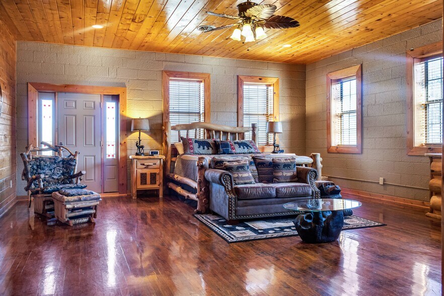 More Photos Of 301 School St, Tellico Plains Freestanding For Sale