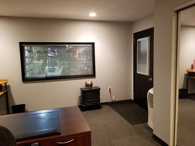More Photos Of 1440 Church St, Bohemia Warehouse For Lease