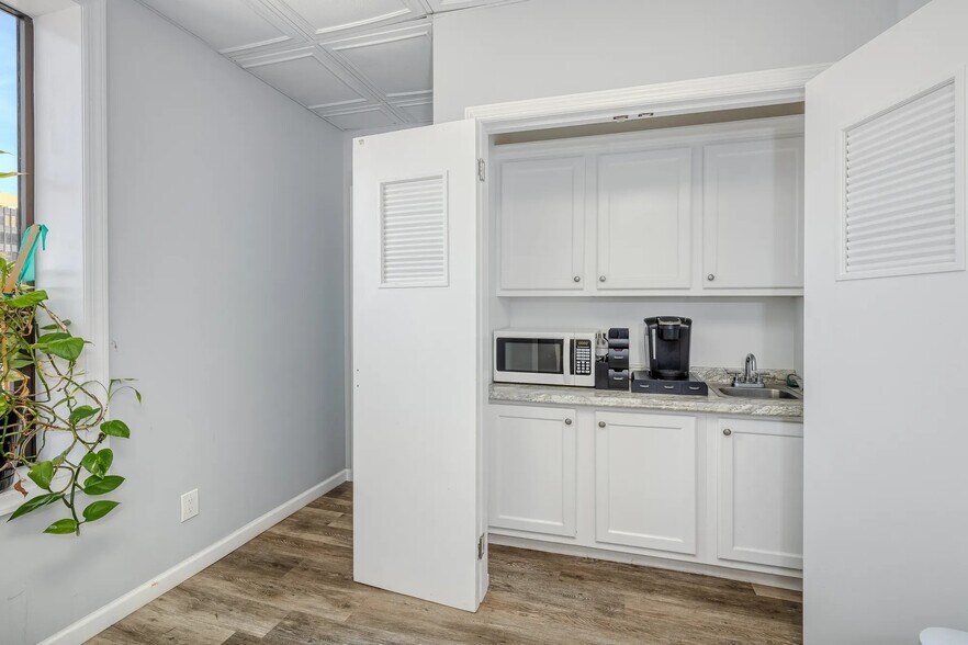 More Photos Of 1551 Kellum Pl, Mineola Office For Sale