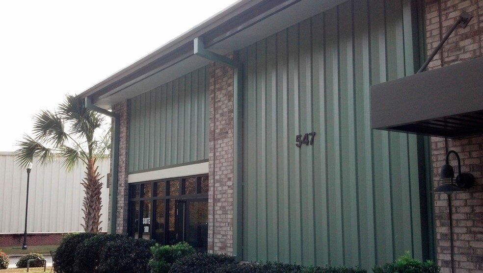 More Photos Of 547 Long Point Rd, Mount Pleasant Flex For Lease