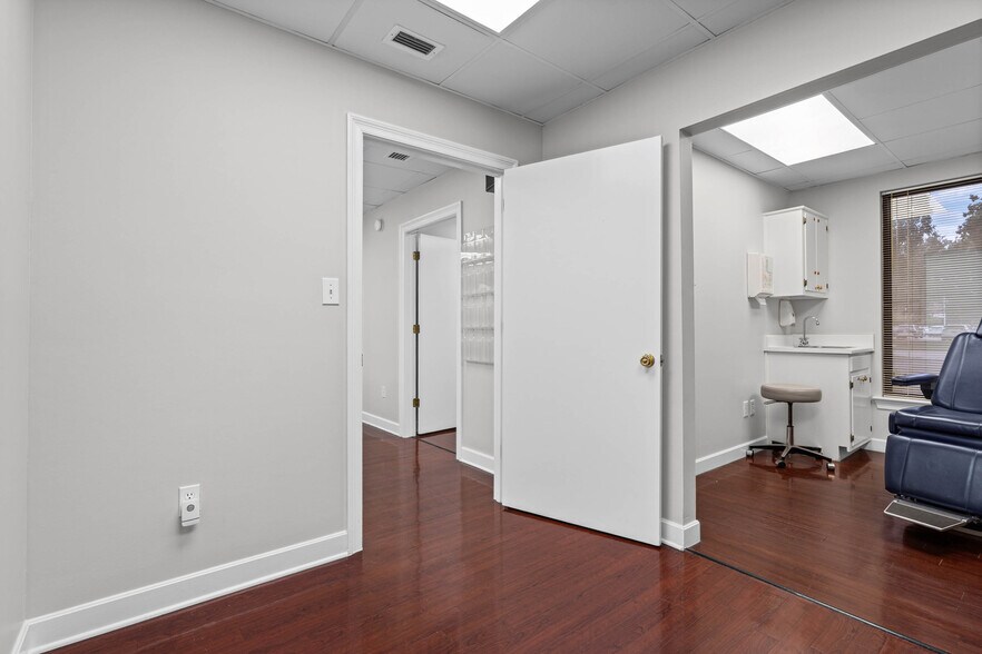 More Photos Of 3664 College Ln S, Mobile Medical For Sale