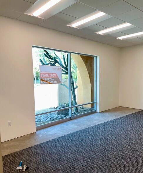 More Photos Of 18320-18330 Oxnard St, Tarzana Warehouse For Lease
