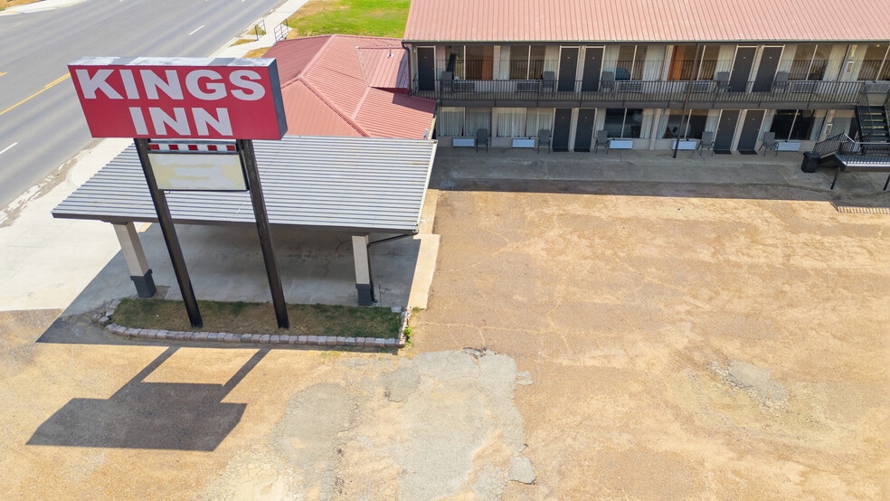 More Photos Of 100 W Wilson St, Valliant Hotel For Sale