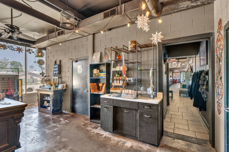 More Photos Of 601 Arizona Ave, Holton General Retail For Sale