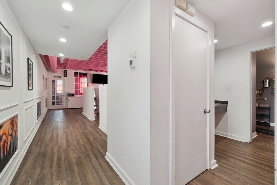 More Photos Of 519-521 N Charles St, Baltimore Office For Sale