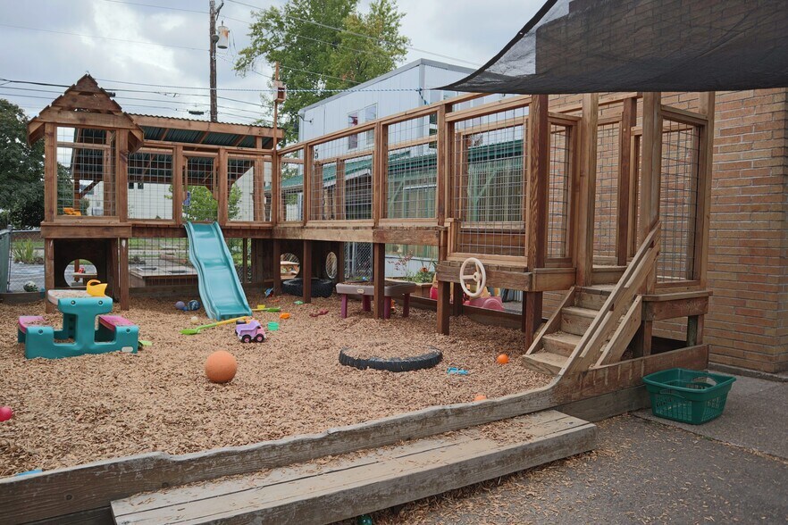 More Photos Of 1244 W 17th Ave, Eugene Daycare Center For Sale