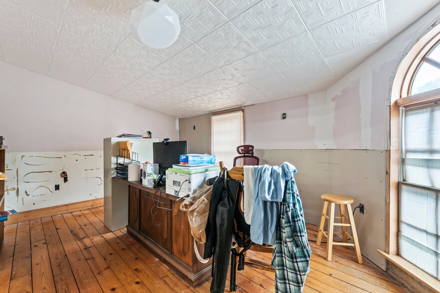 More Photos Of 680 Maine Ave, Farmingdale Storefront Retail Office For Lease