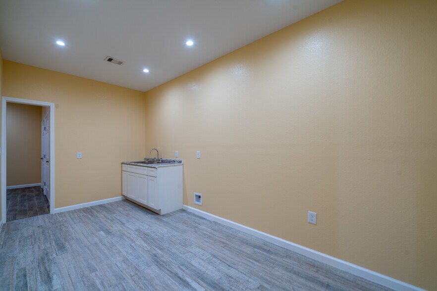 More Photos Of 6424 Queenston Blvd, Houston Light Distribution For Sale