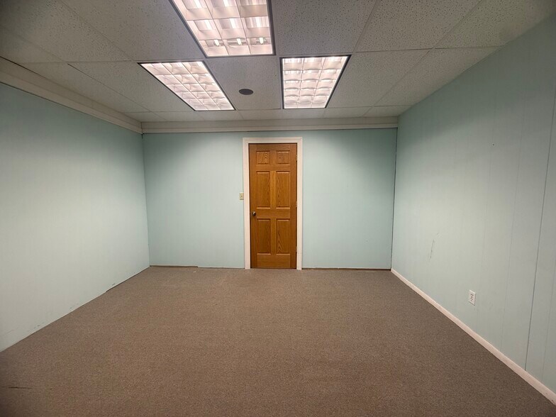 More Photos Of 1620 W 98th St, Bloomington Showroom For Lease