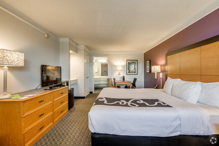 More Photos Of 8701 Turnpike Dr, Westminster Hotel For Sale