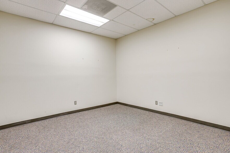 More Photos Of 4929 Northeast Pky, Fort Worth Distribution For Lease