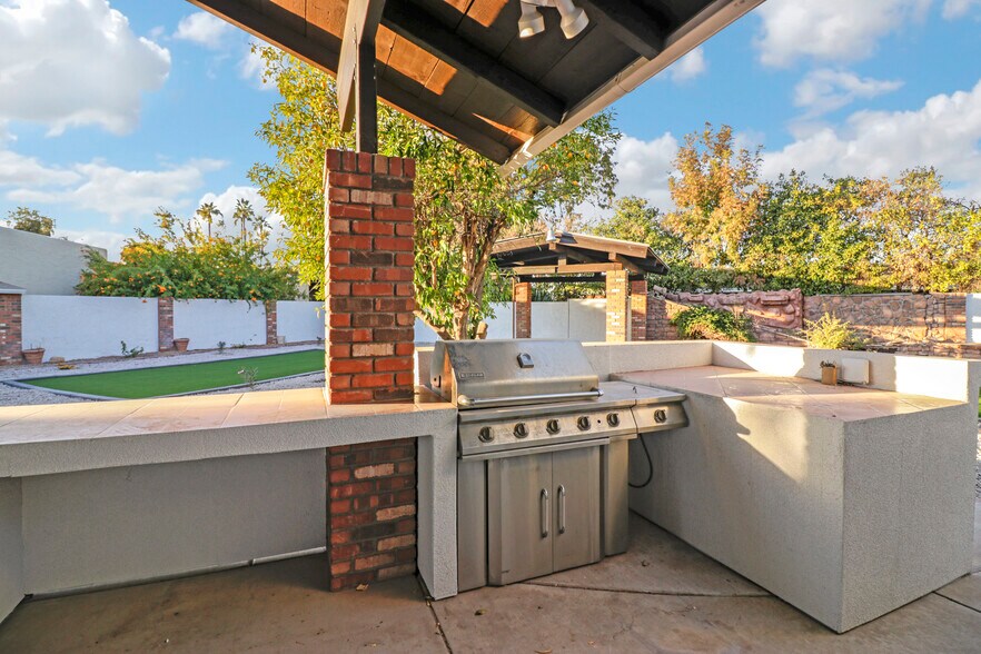 More Photos Of MID-CENTURY MODERN FLAGSHIP RAL, Phoenix Healthcare For Sale