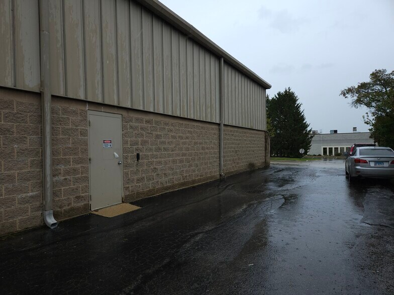 More Photos Of 825 W 75th St, Willowbrook Light Manufacturing For Lease