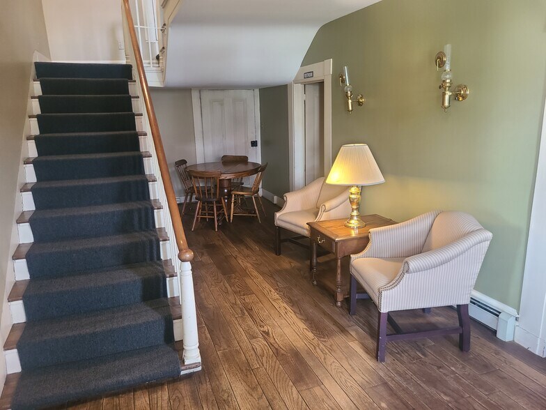 More Photos Of 555 E Main St, Somerset Flex For Sale