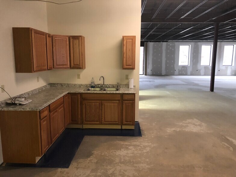 More Photos Of 6601 MacCorkle Ave SE, Charleston Flex For Lease