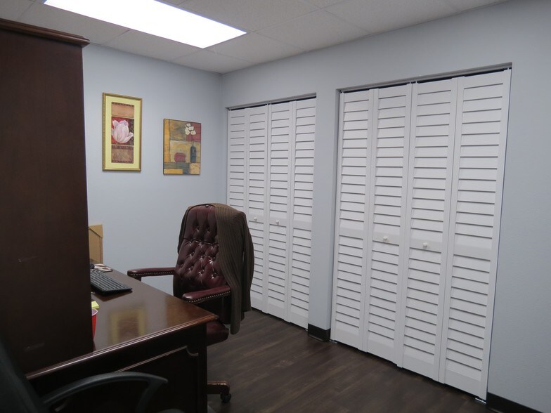 More Photos Of 911-917 S Parsons Ave, Brandon Office For Lease
