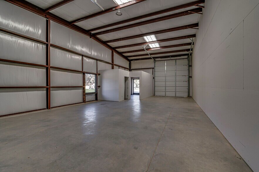 More Photos Of 6029 Conveyor Dr, Cleburne Warehouse For Lease